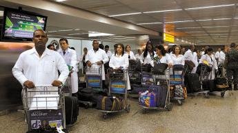 Médicos cubanos começam a deixar Brasil nesta quinta-feira, diz Opas
