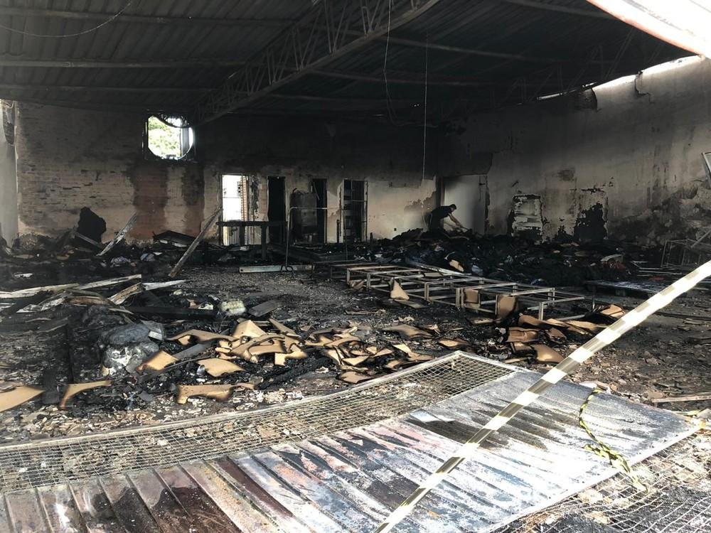 https://jornalnoroeste.com/uploads/images/2018/12/empresa-de-roupas-pega-fogo-e-fica-totalmente-destruida-em-cianorte-bg-251-a7c34.jpeg