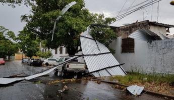TEMPORAL: Chuva e vento provocam estragos em Paranavaí