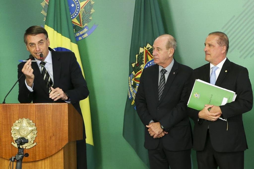 https://jornalnoroeste.com/uploads/images/2019/01/bolsonaro-rebate-criticas-ao-decreto-da-posse-de-armas-bg-359-c6f39.jpg