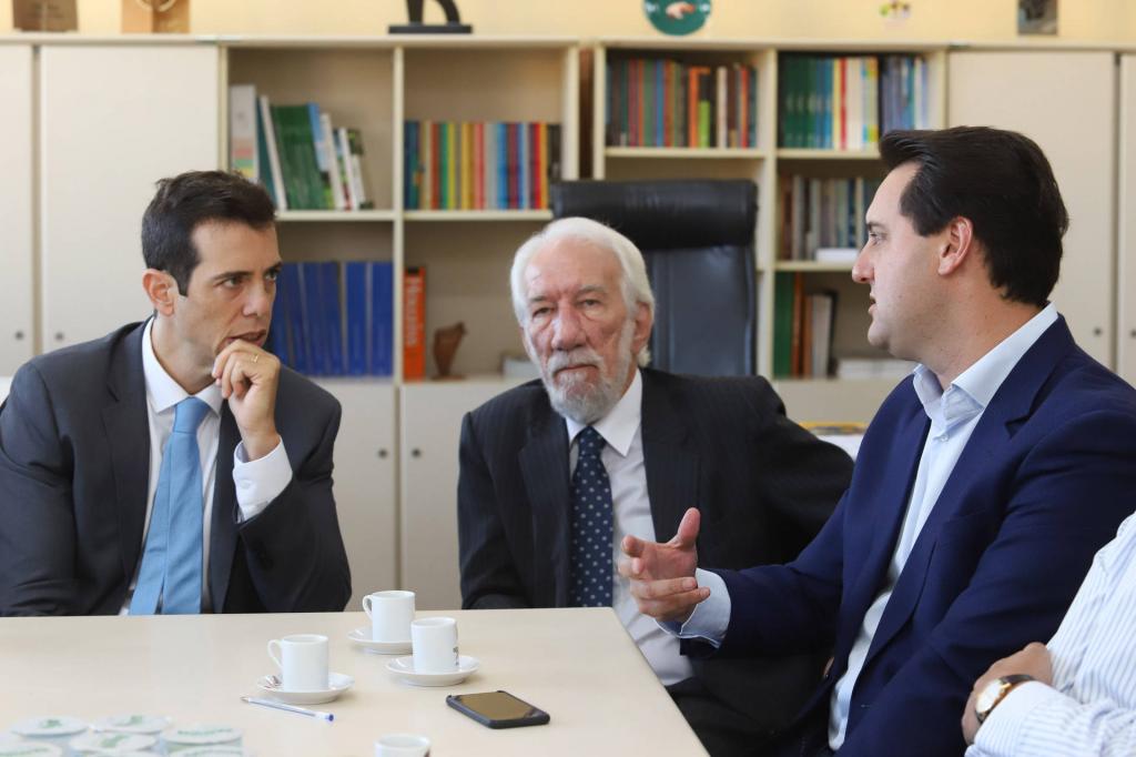 Compromisso é tornar o Paraná referência em educação, afirma governador
