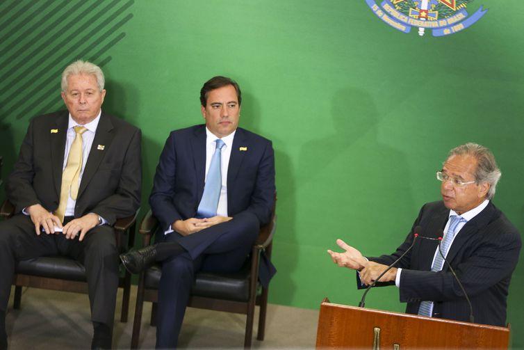 https://jornalnoroeste.com/uploads/images/2019/01/guedes-pede-a-presidentes-de-bancos-que-facam-a-coisa-funcionar-bg-279-a1dea.jpg