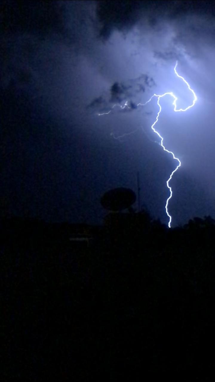 https://jornalnoroeste.com/uploads/images/2019/01/incidencia-de-raios-aumenta-em-2019-saiba-como-proteger-equipamentos-eletronicos-de-raios-e-quedas-de-energia-bg-391-6b55d.jpg