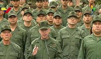 Militares juram lealdade a Maduro e rechaçam 
