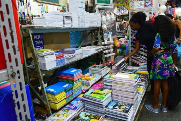 Pais se organizam para gastar menos com material escolar