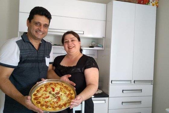 https://jornalnoroeste.com/uploads/images/2019/01/para-realizar-sonho-de-ter-filho-casal-vende-pizza-em-umuarama-bg-406-e7fe8.jpeg