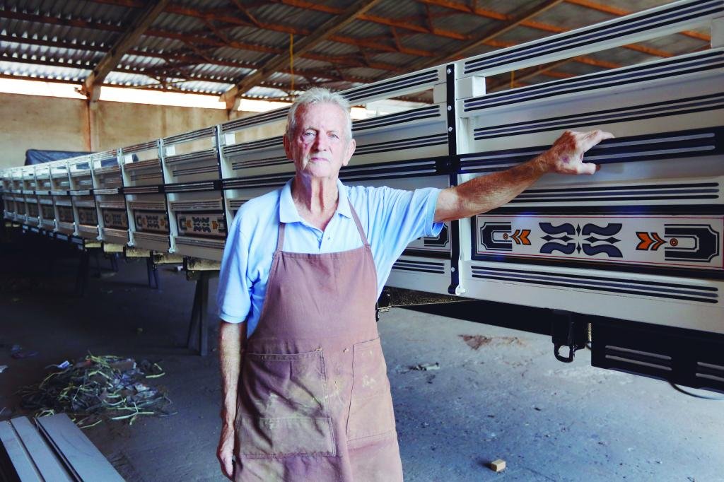 A arte de transformar a madeira em carrocerias de caminhão