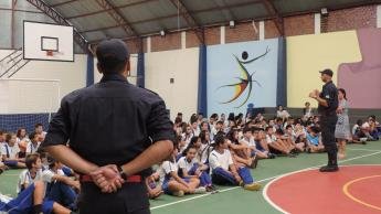 Alunos e professores recebem treinamento sobre como agir em situações...