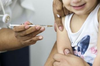 Por que é tão importante vacinar as crianças em pleno...