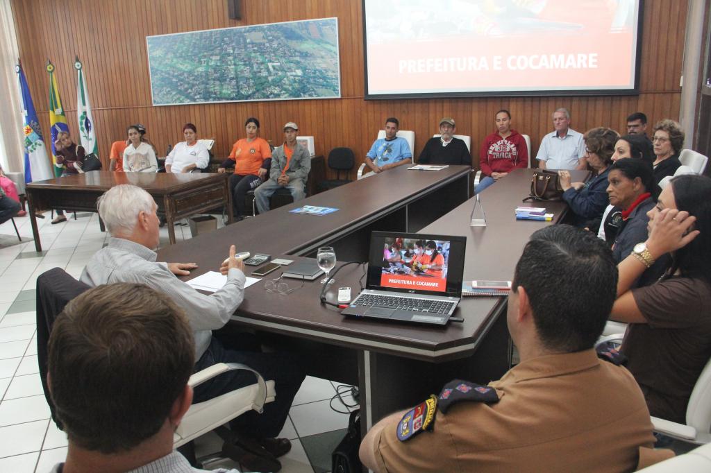 Catadores de materiais recicláveis se reúnem com prefeito para ajustar ideias e...