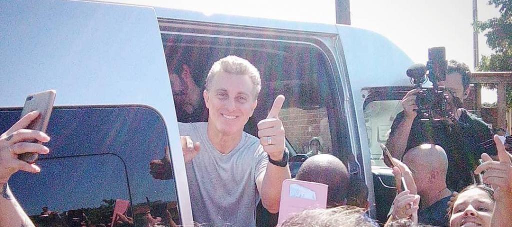 Luciano Huck visita Nova Esperança