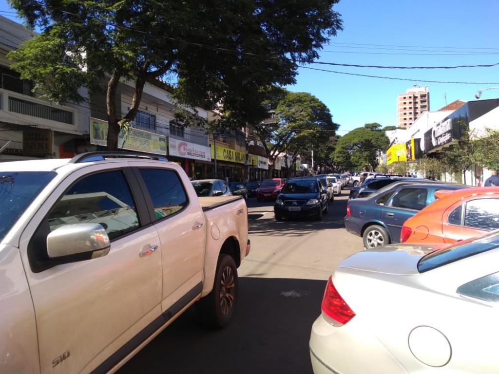 https://jornalnoroeste.com/uploads/images/2019/07/falta-de-vagas-para-estacionar-no-centro-da-cidade-afugenta-consumidores-bg-1055-8ebf6.jpg
