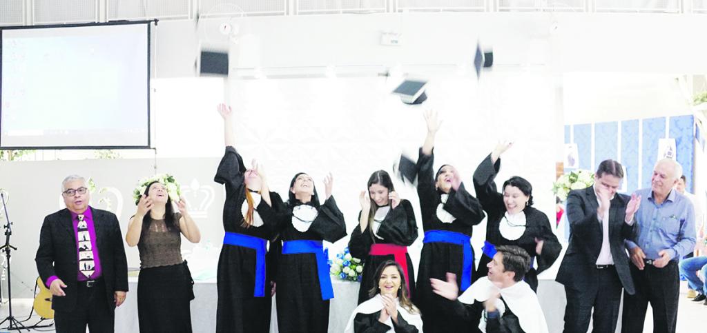 https://jornalnoroeste.com/uploads/images/2019/09/municipio-retoma-vocacao-universitaria-apos-inedita-colacao-de-grau-da-primeira-turma-de-ead-bg-1204-9c5c3.jpg