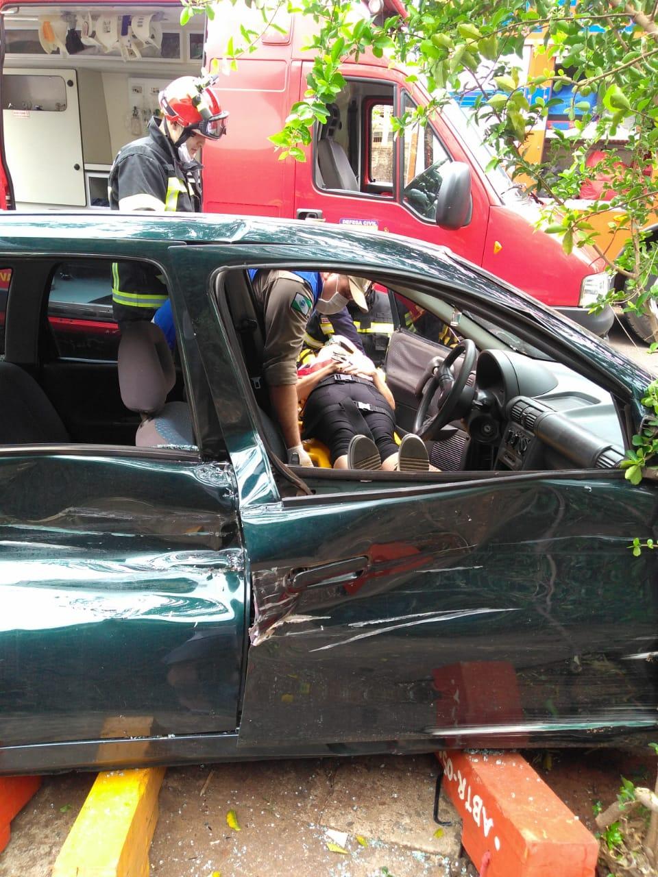 Acidente entre carro e caminhão no Jardim Los Angeles deixa mulher gravemente...