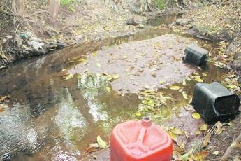 Córrego Anhumaí recebe diversos poluentes que tomam conta de suas...