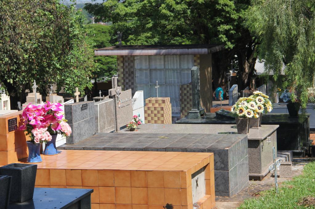 Nova Esperança: Limpezas de túmulos poderão ser feitas até a véspera de...