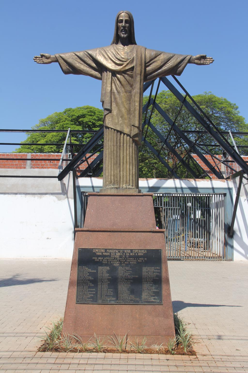 Mais de 15 mil visitantes devem passar pelo Cemitério Municipal neste Dia...