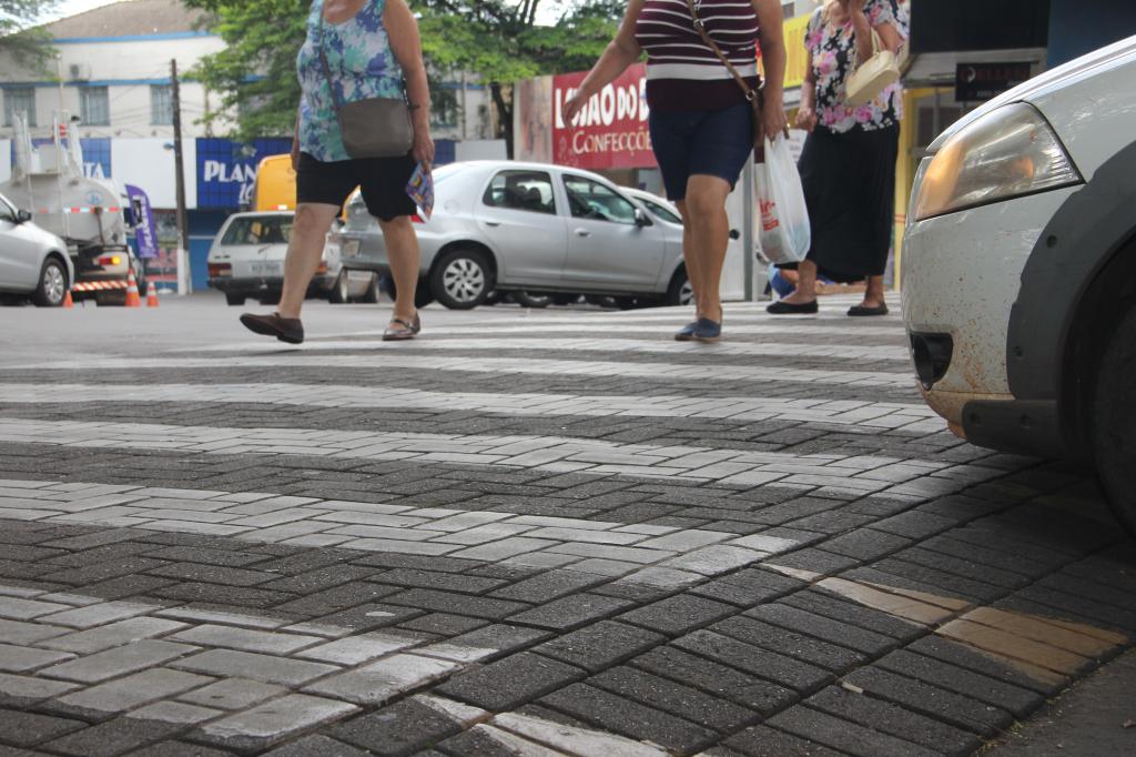Travessias elevadas exercem função educativa em respeito à faixa de pedestres