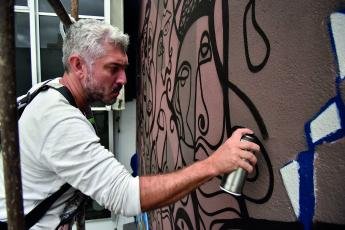 Artista se inspira na tragédia de Brumadinho para recriar mural