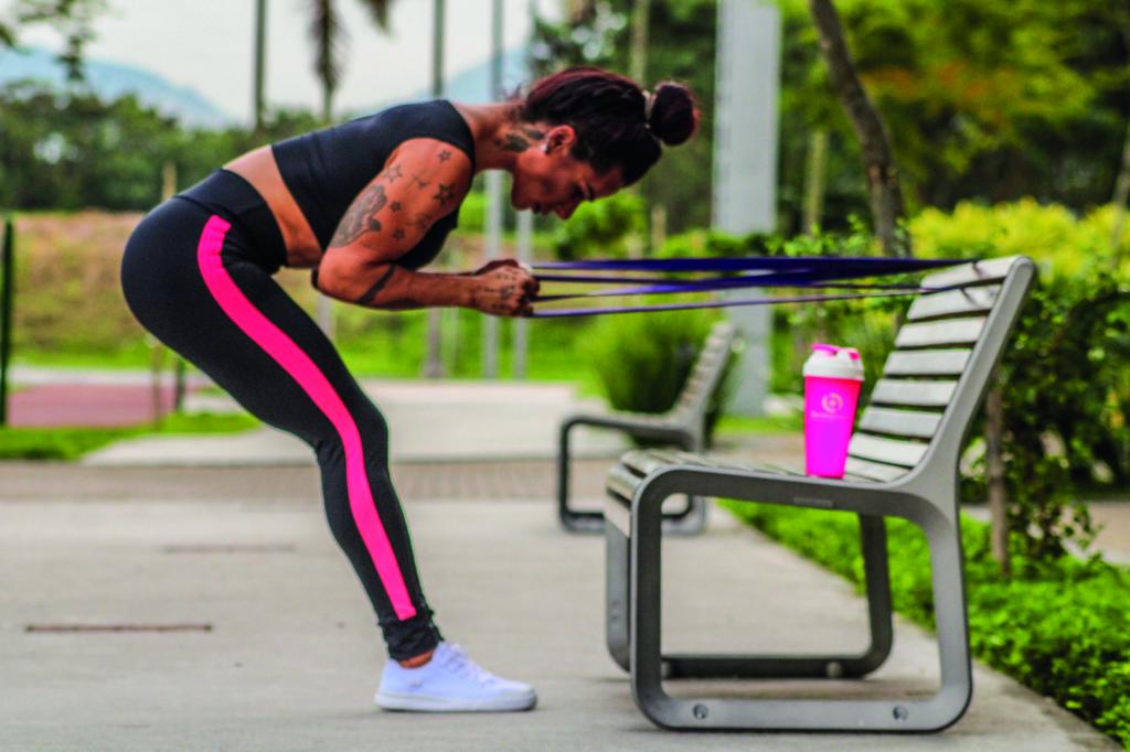 8 exercícios para ficar em forma usando apenas elásticos