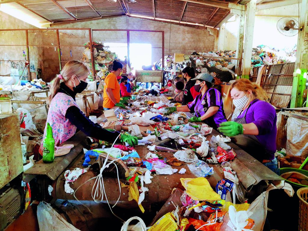 Máscaras, luvas e lenços não devem ser descartados em lixo reciclável para...