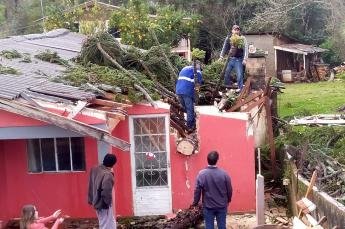 Tempestade e vendaval deixam casas danificadas e sem energia