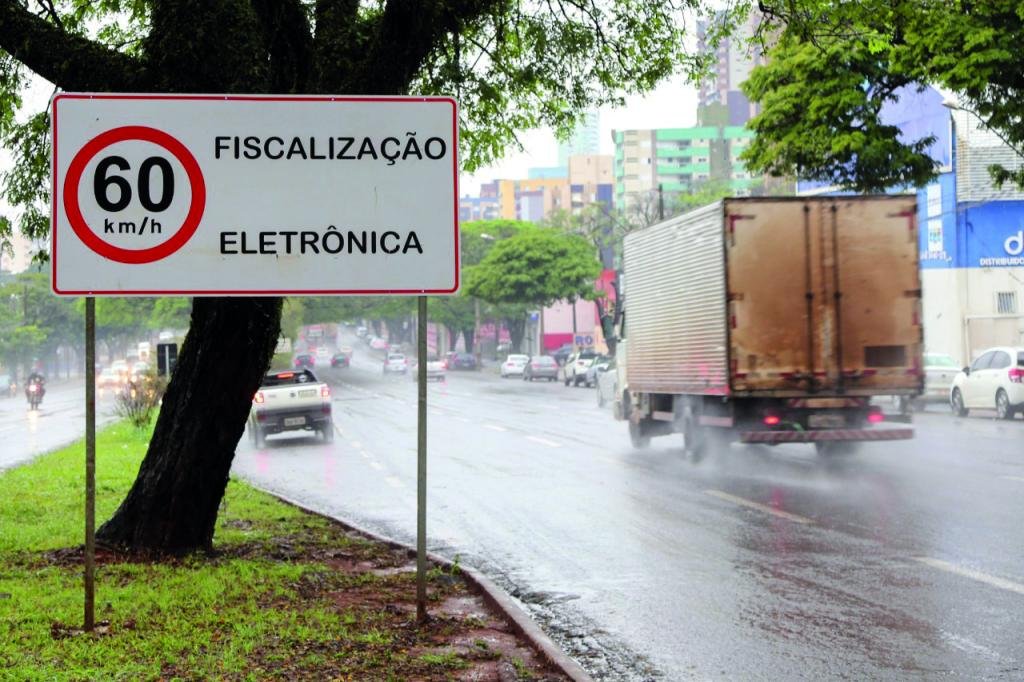 https://jornalnoroeste.com/uploads/images/2020/08/fiscalizacao-eletronica-na-avenida-colombo-visa-reduzir-acidentes-e-mortes-bg-2443-106f1.jpeg