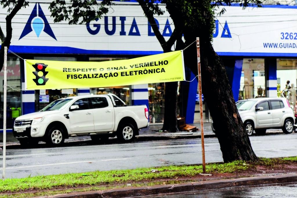 https://jornalnoroeste.com/uploads/images/2020/08/fiscalizacao-eletronica-na-avenida-colombo-visa-reduzir-acidentes-e-mortes-bg-2443-26ae1.jpeg