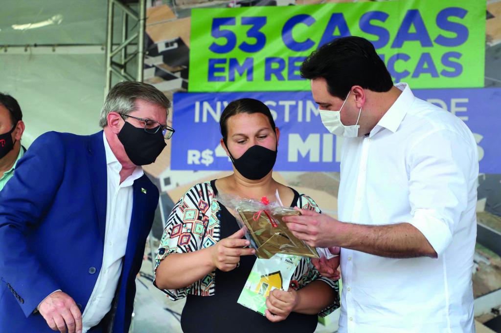 Famílias em vulnerabilidade recebem casas de graça do Estado