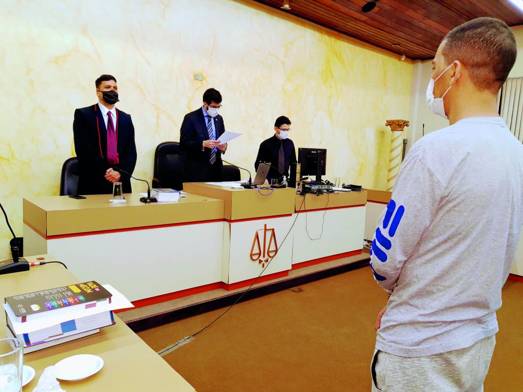 Homem é condenado a 15 anos e 11 meses de prisão por...