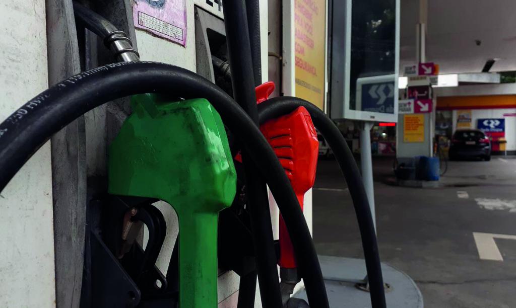 https://jornalnoroeste.com/uploads/images/2020/10/petrobras-aprova-reajuste-de-4-na-gasolina-e-de-5-no-diesel-bg-2710-88b47.jpg