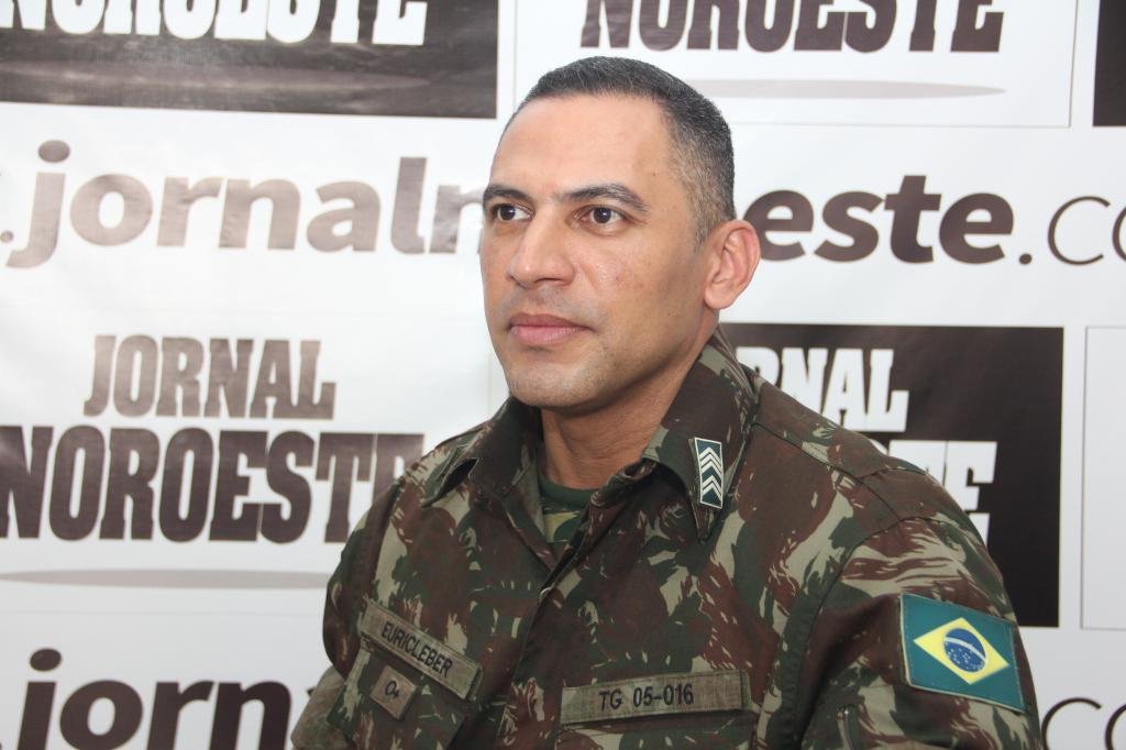https://jornalnoroeste.com/uploads/images/2020/12/1-sargento-euricleber-assume-o-comando-do-tiro-de-guerra-de-nova-esperanca-bg-3064-5f05e.JPG