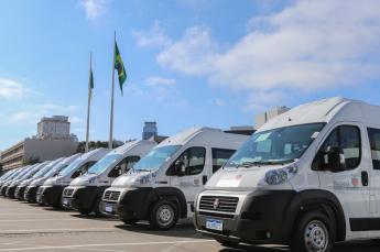 Governo entrega vans para agilizar o transporte de pacientes de...