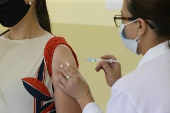 Paraná alcança a marca de 163 mil vacinados contra a...