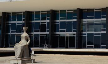 Maioria do STF vota por proibir tese de “legítima defesa...