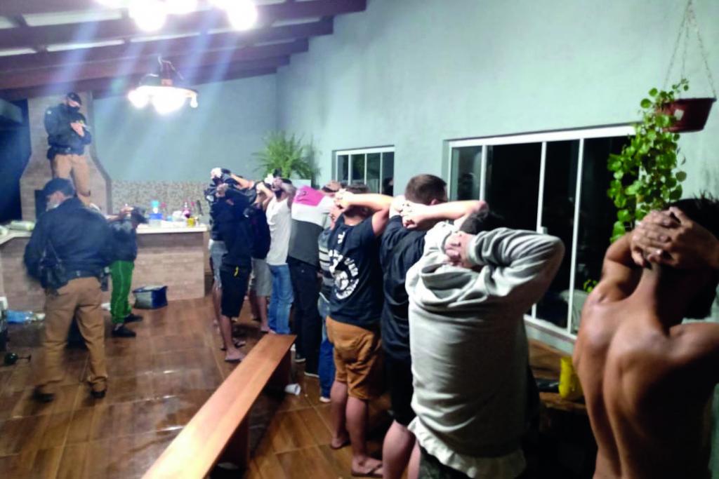 Policiais encerram festa clandestina