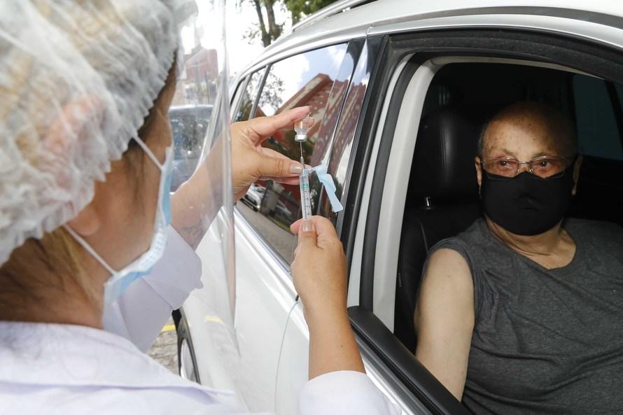 15% dos municípios do Paraná já começaram a vacinar pessoas com 60...