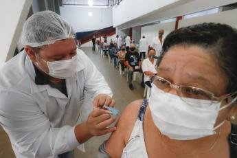 Paraná passa de 2 milhões de pessoas vacinadas contra a...