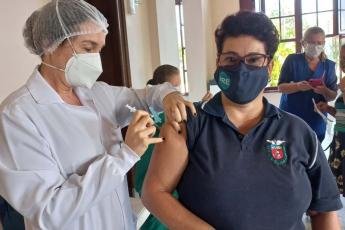 Paraná ultrapassa 1,4 mil trabalhadores da educação vacinados contra a...
