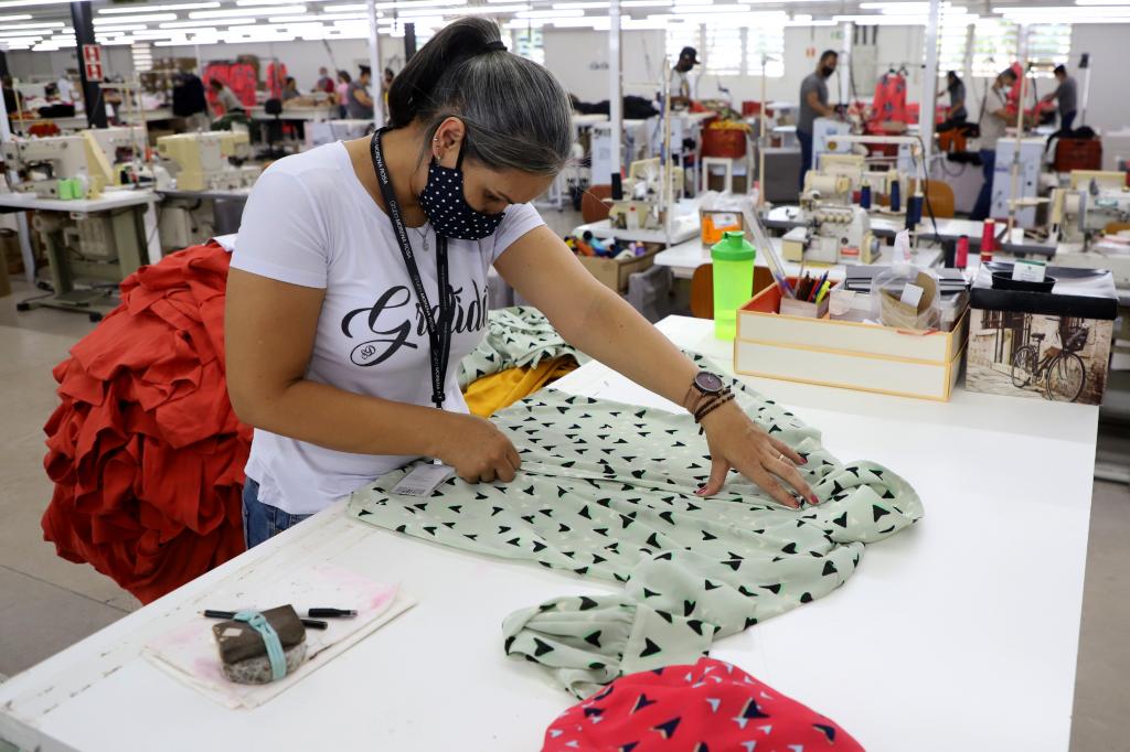 https://jornalnoroeste.com/uploads/images/2021/07/grande-empregador-vestuario-abrange-pequenas-empresas-a-gigantes-do-mercado-no-parana-bg-4150-a1815.jpg