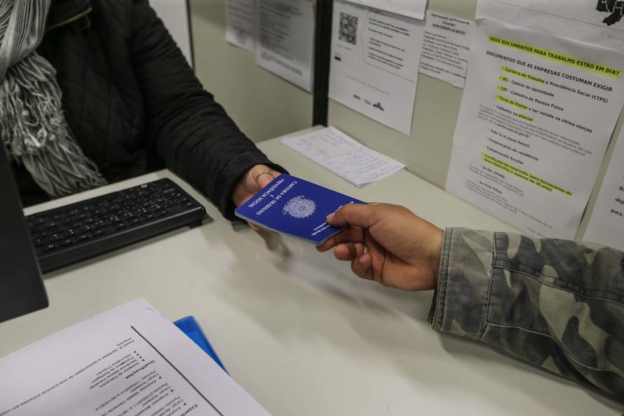 https://jornalnoroeste.com/uploads/images/2021/07/semana-comeca-com-2-615-vagas-disponiveis-nas-agencias-do-trabalhador-bg-4184-df7e5.jpeg