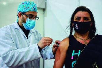 80% das cidades do Paraná já imunizam pessoas até 30...
