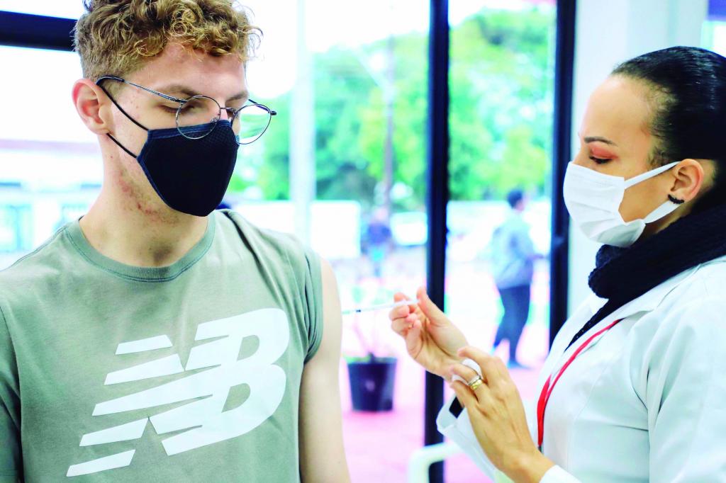 Com 4 milhões de pessoas completamente imunizadas, PR está entre os líderes...