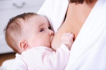 Bebês prematuros podem e devem ser amamentados