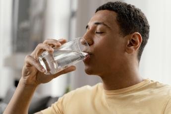 Consumir bastante água faz bem, mas excesso pode indicar problemas...
