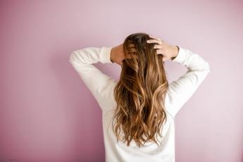 Saúde capilar: quanto de cabelo é normal perder diariamente?