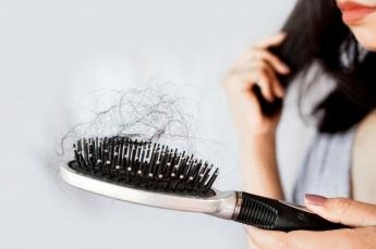Queda de cabelo pós covid é comum; entenda o porquê