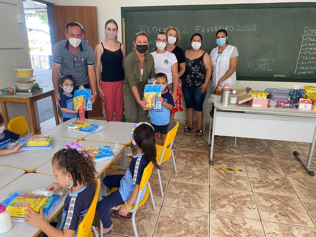 Kits escolares são entregues nas escolas municipais de Floraí  para alunos...