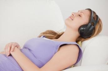 Ouvir música antes de dormir contribui com o sono e...