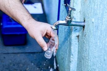 Vigilância Ambiental coleta amostras para verificar qualidade da água de...